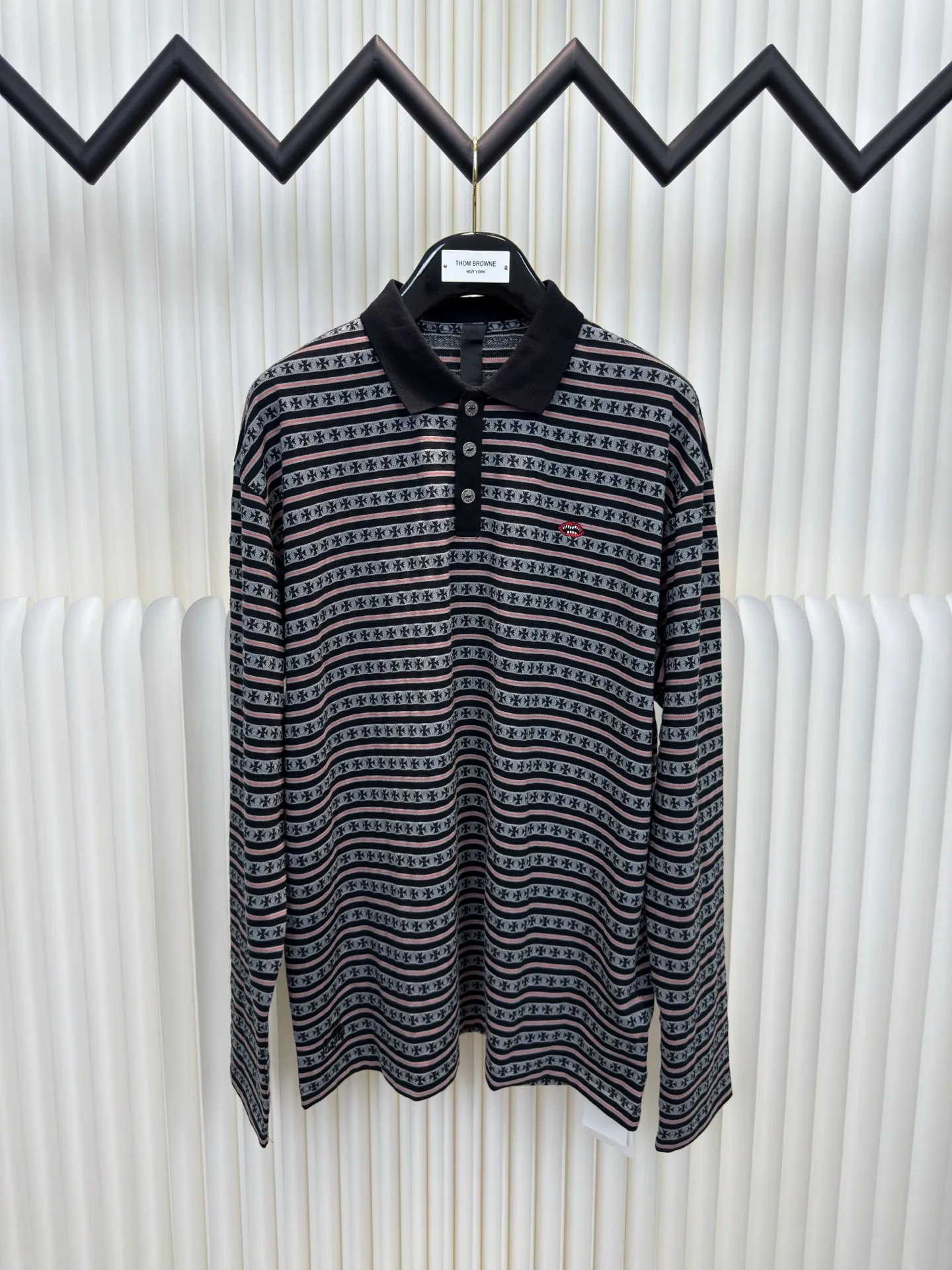 P370 Chrome Hearts cross-stripe POLO long sleeves. The minimum ordering requirement is one thousand meters for yarn-dyed fabrics. The cost is expensive. The embroidery uses imported Tajima embroidery machines. The collar leather tag is made of imported lambskin. The hardware is made of real antique silver. The cost is extremely expensive. Size S M L